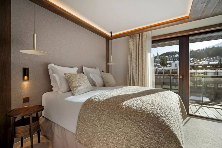 residence-aura-bedroom-balcony-elegant-modern-design-luxury-courchevel1850