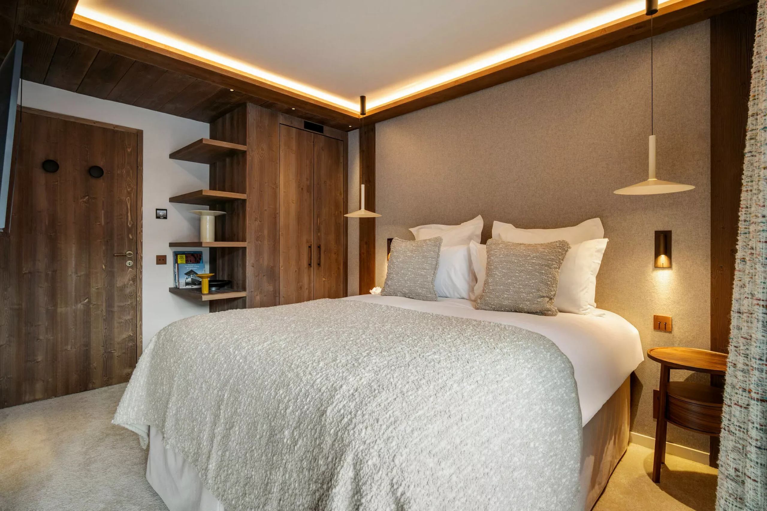 residence-aura-bedroom-cosy-modern-elegant-alpine-design-luxury-courchevel1850