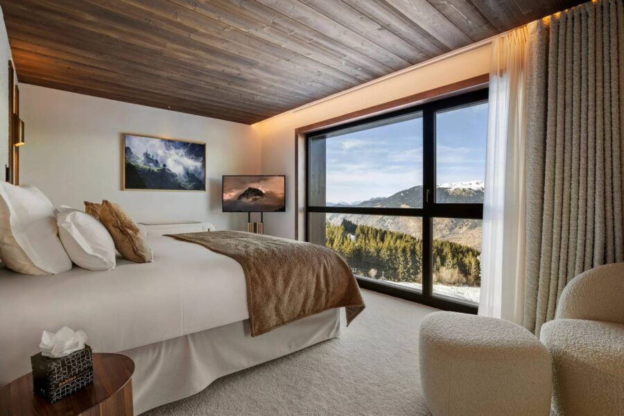 residence-aura-bedroom-mountain-view-elegant-modern-interiordesign-luxury-courchevel1850