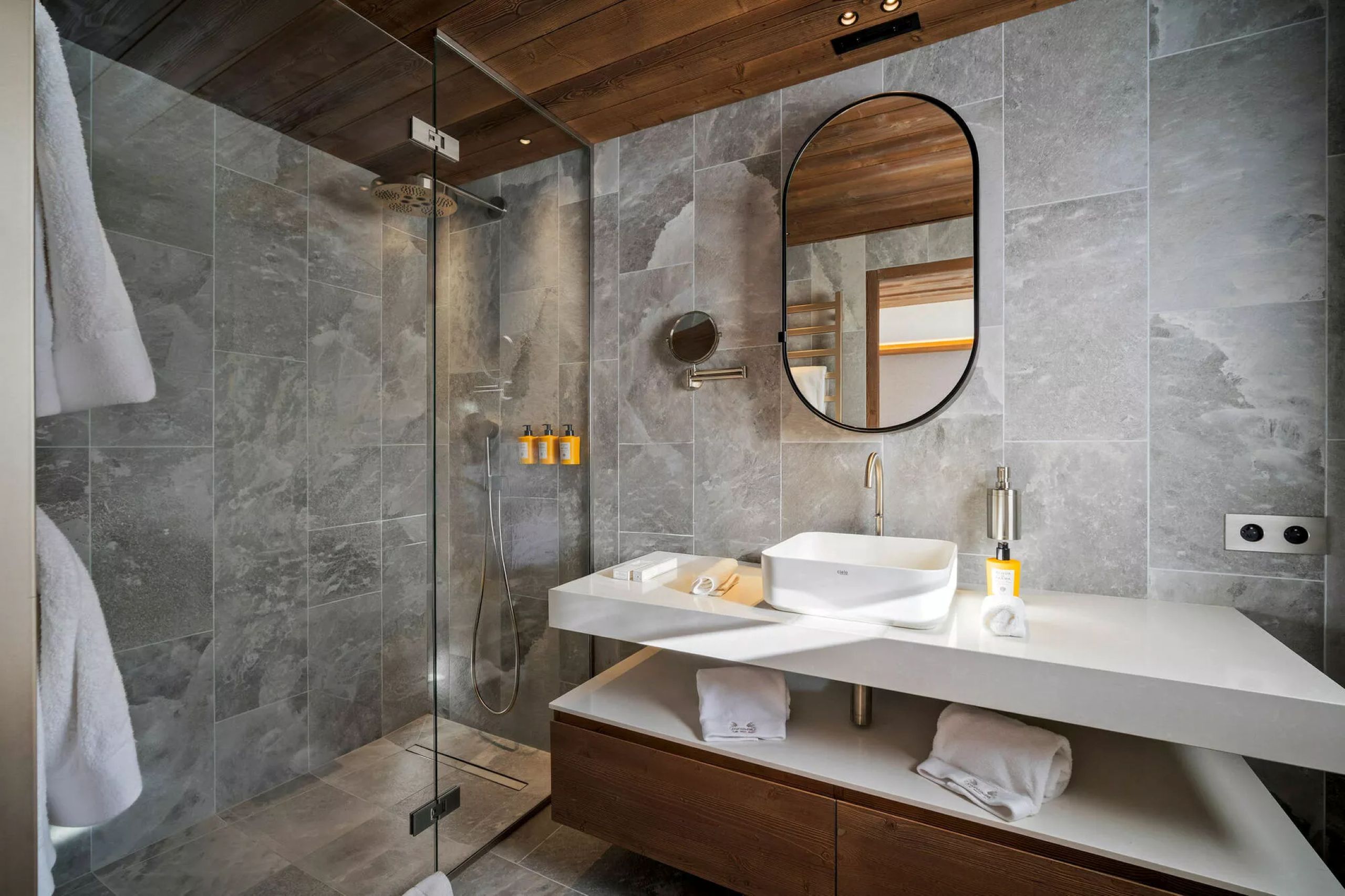 residence-aura-bedroom-shower-sink-modern-design-luxury-courchevel1850