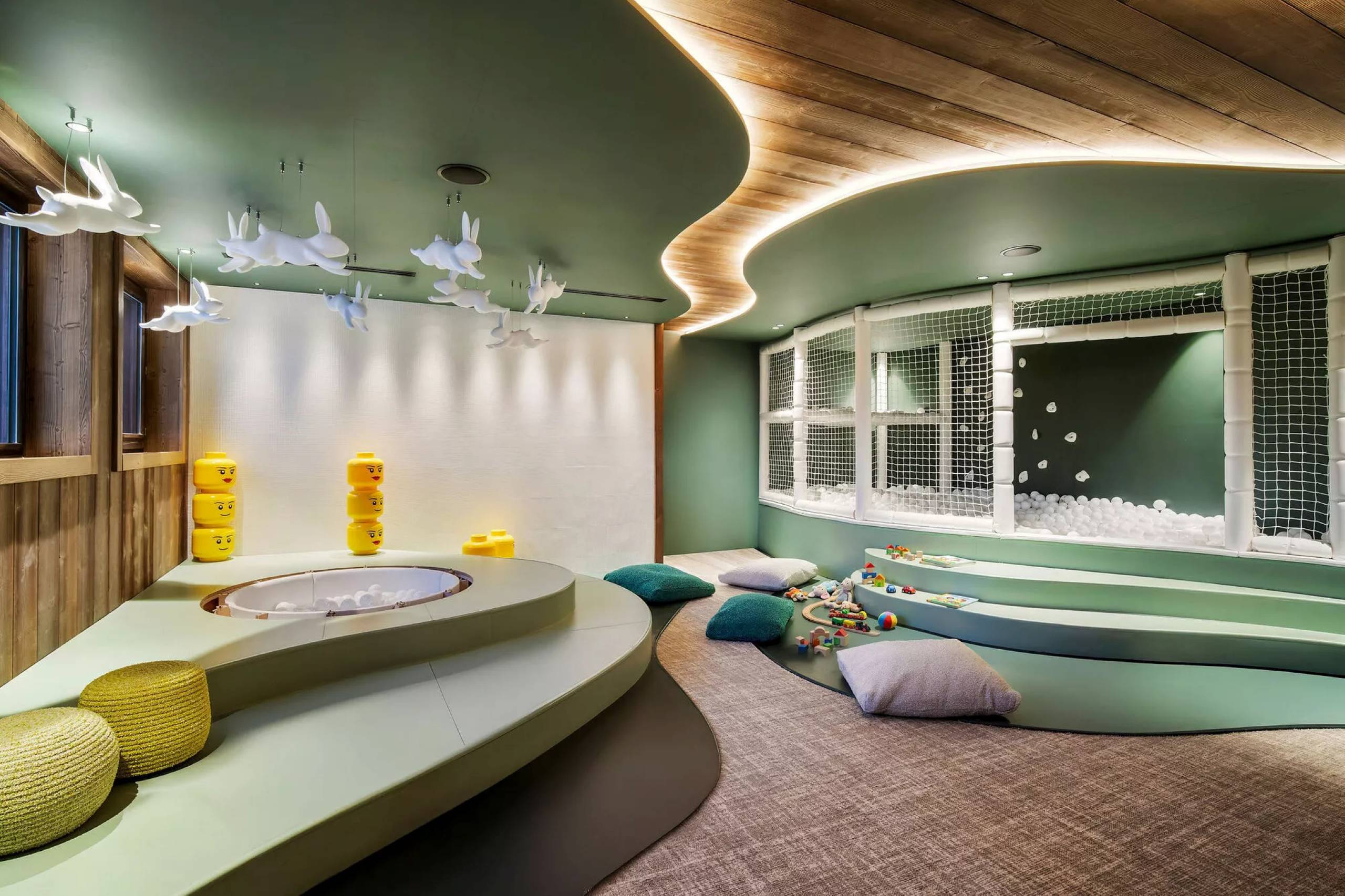 residence-aura-childrens-club-hotel-playroom-luxury-courchevel1850