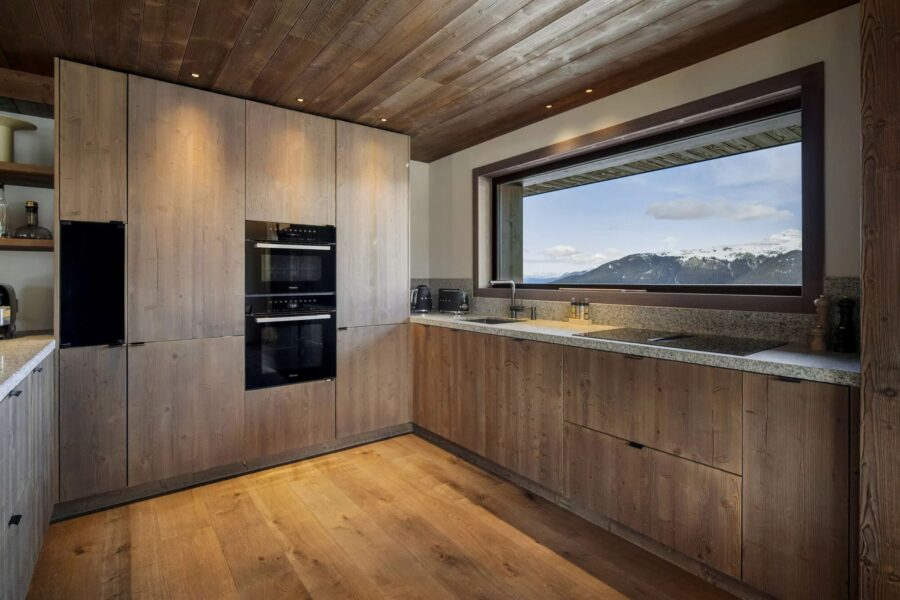 residence-aura-kitchen-sleek-modern-mountainview-luxury-rental-courchevel1850