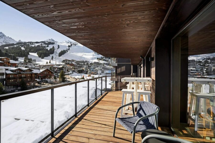 residence-aura-terrace-balcony-slope-mountain-view-luxury-courchevel1850
