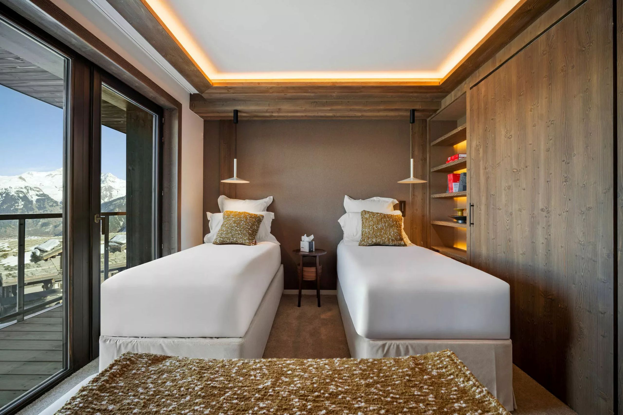 residence-aura-twin-bedroom-balcony-mountain-view-modern-sleek-design-luxury-courchevel1850