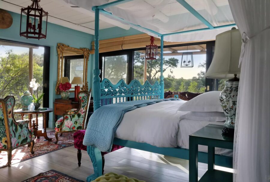 villa-amari-bedroom-scenic-views-traditional-interiordesign-luxury-southafrica