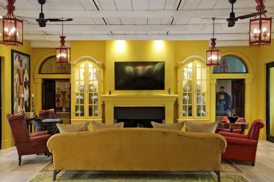 villa-amari-livingroom-fireplace-tv-artwork-luxury-rental-retreat-southafrica