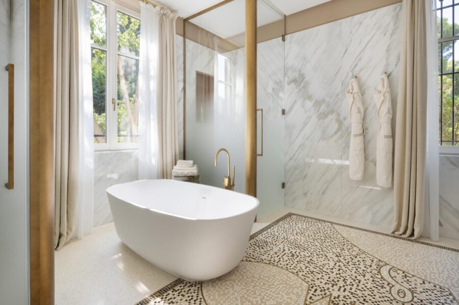 villa-beau-bathroom-bathtub-shower-marble-modern-design-luxury-cap-ferrat