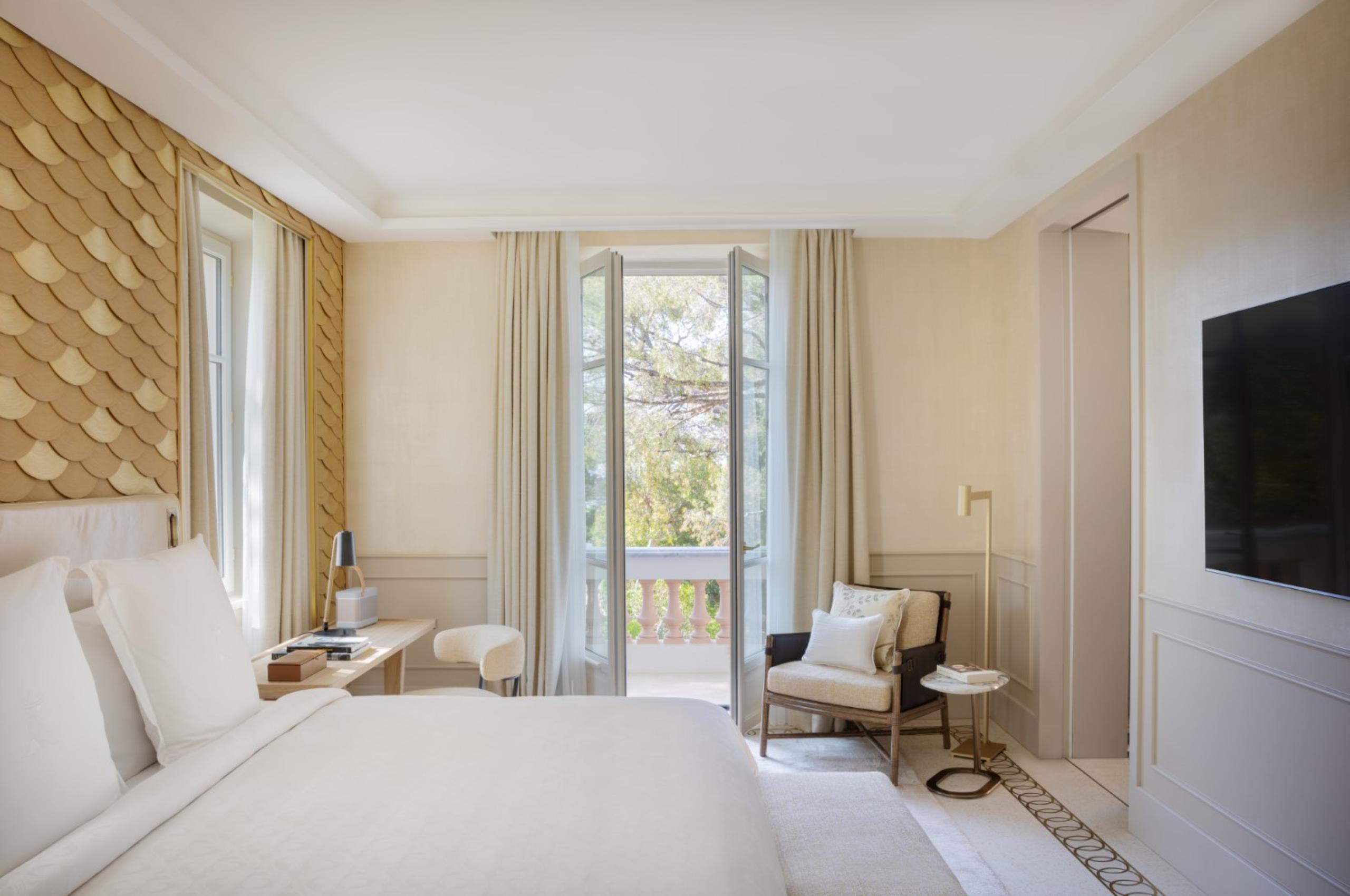 villa-beau-bedroom-serene-tranquil-modern-design-balcony-garden-view-luxury-cap-ferrat