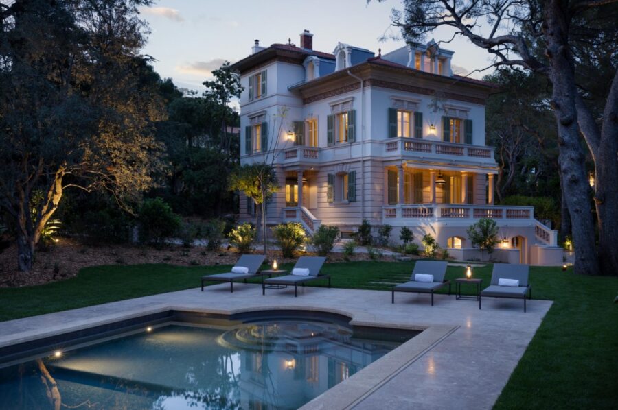 villa-beau-exterior-night-swimming-pool-garden-luxury-rental-retreat-cap-ferrat