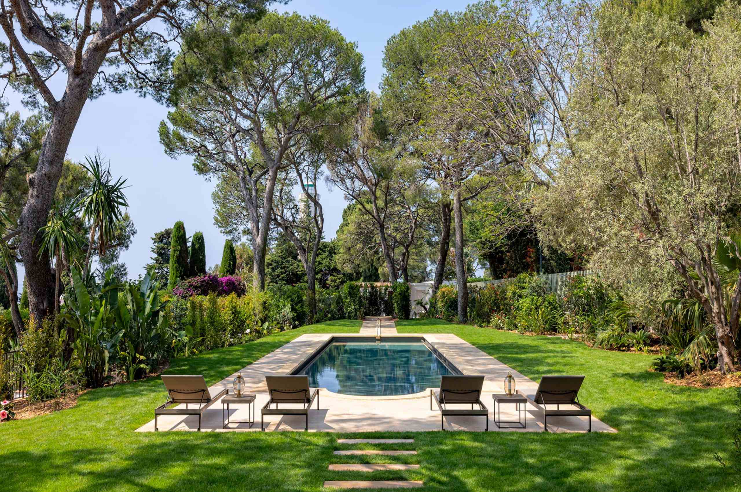 villa-beau-exterior-swimming-pool-garden-tropical-oasis-luxury-rental-retreat-cap-ferrat