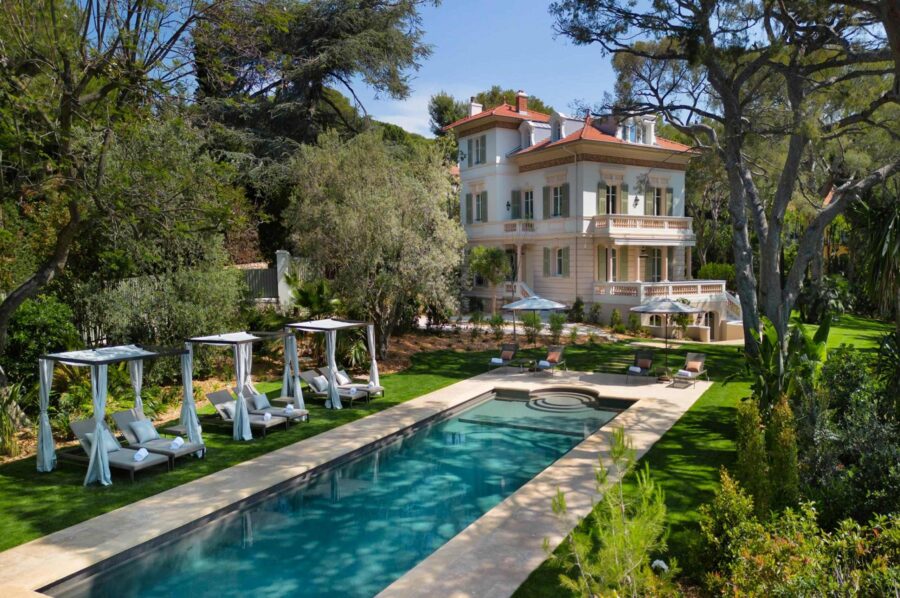 villa-beau-exterior-swimming-pool-lush-garden-tranquil-oasis-luxury-rental-retreat-cap-ferrat