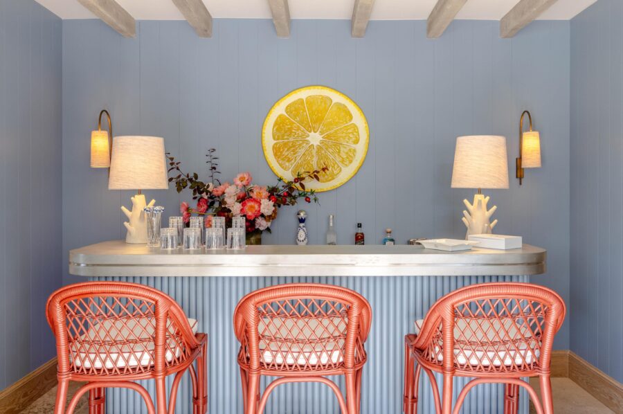 villa-delphine-bar-hosting-entertainment-poolside-luxury-cap-d'antibes