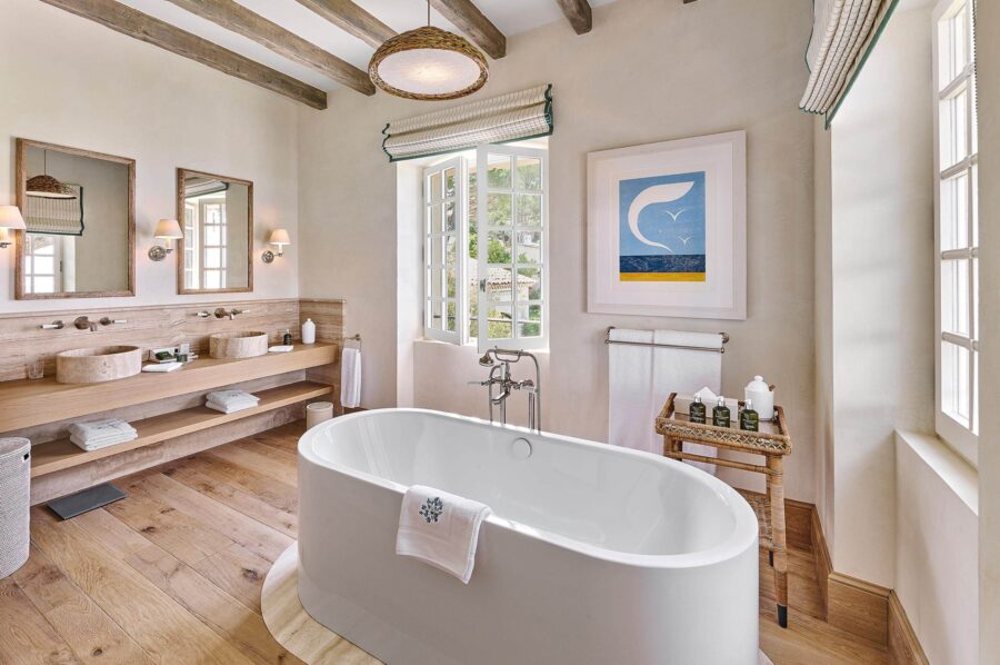 villa-delphine-bathroom-bathtub-double-sink-luxury-products-elegant-modern-design-luxury-cap-d'antibes