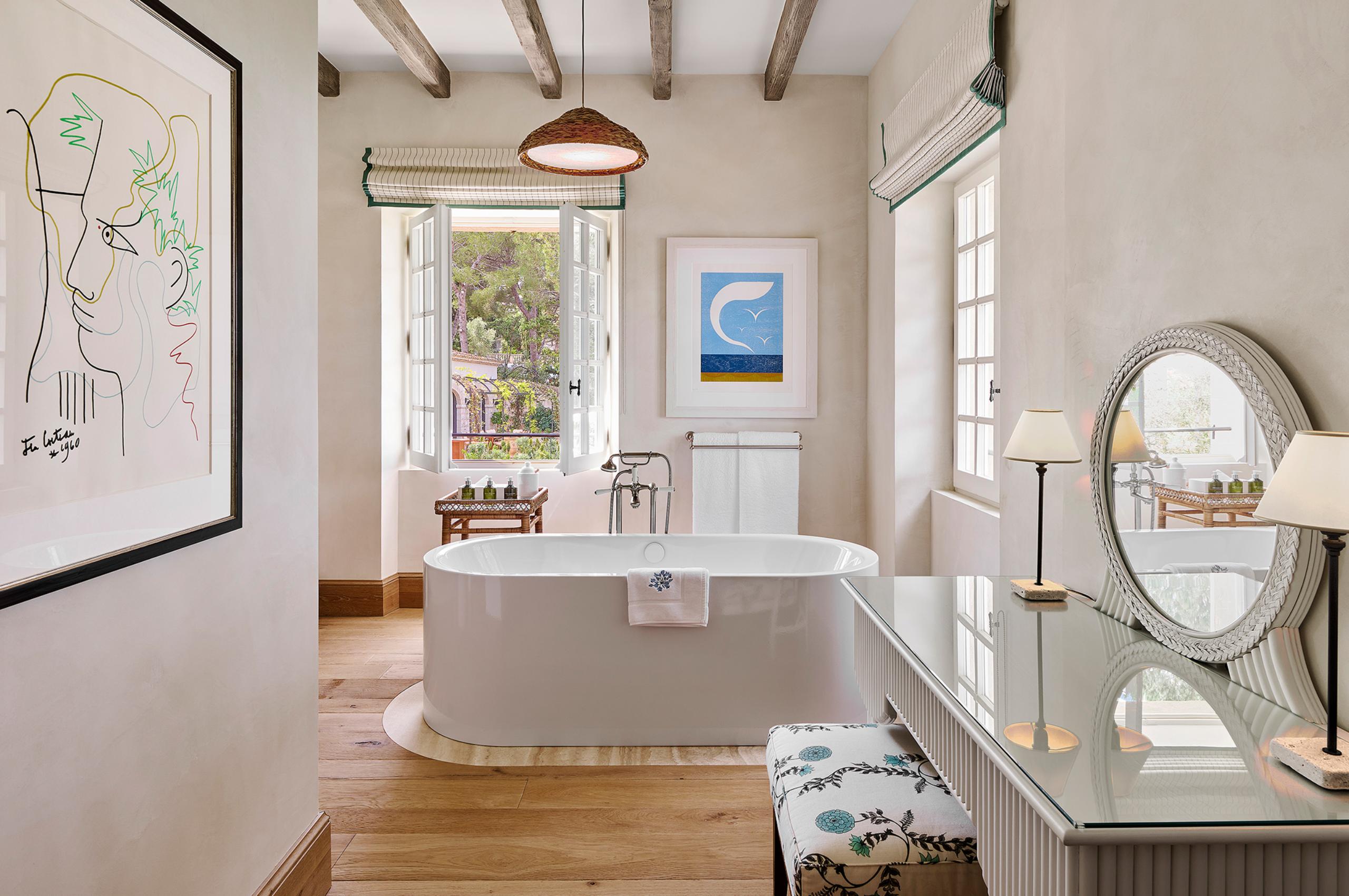 villa-delphine-bathroom-bathtub-modern-elegant-design-garden-views-luxury-cap-d'antibes