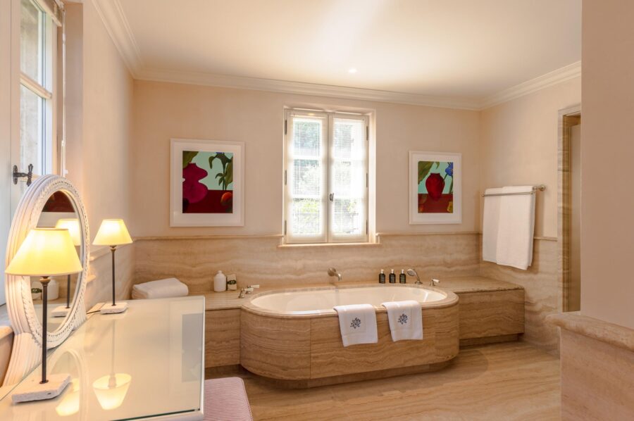 villa-delphine-bathroom-bathtub-sleek-elegant-design-luxury-cap-d'antibes