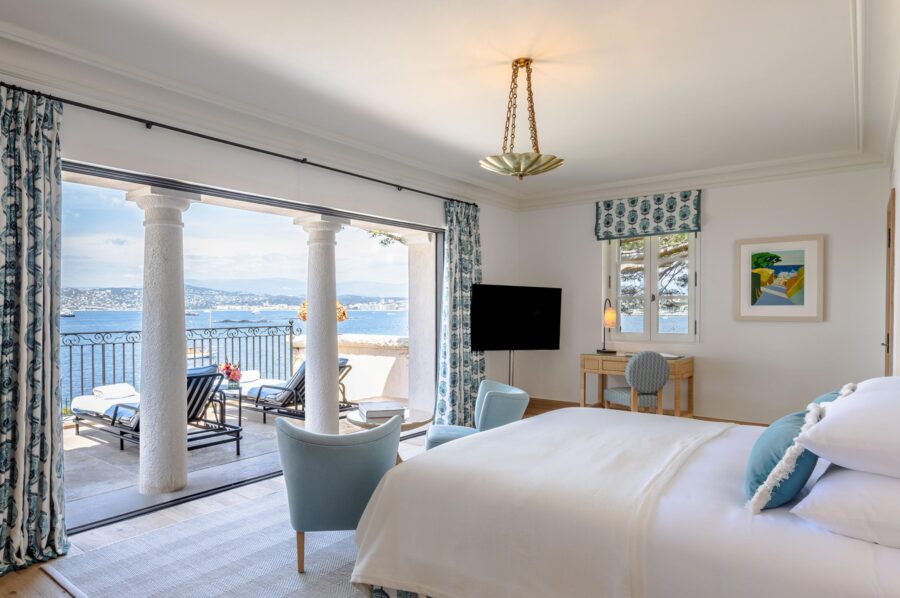 villa-delphine-bedroom-balcony-sunloungers-stunning-sea-view-elegant-tranquil-interiordesign-luxury-cap-d'antibes