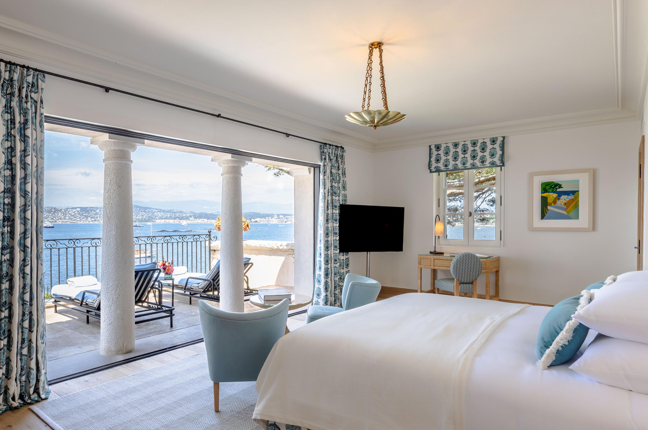 villa-delphine-bedroom-balcony-sunloungers-stunning-sea-view-elegant-tranquil-interiordesign-luxury-cap-d'antibes