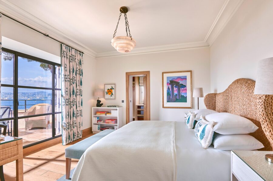 villa-delphine-bedroom-ensuite-balcony-sea-views-bright-airy-tranquil-interiors-luxury-cap-d'antibes