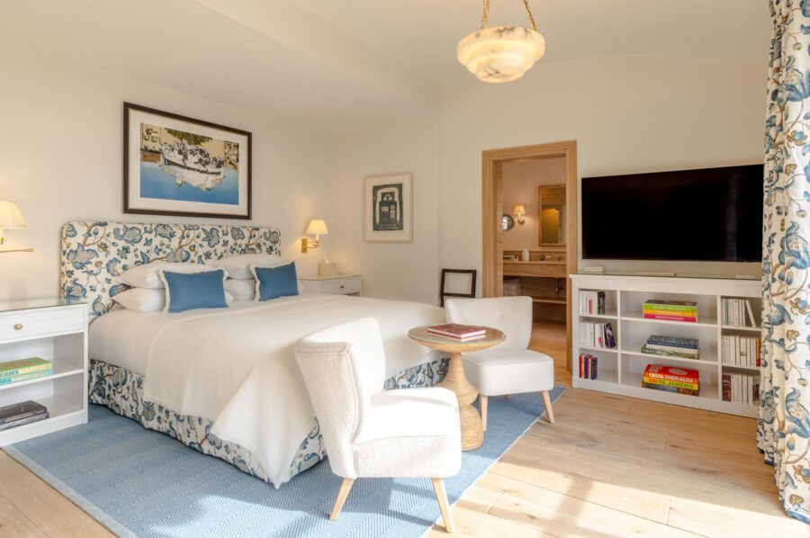 villa-delphine-bedroom-tv-ensuite-tranquil-interiors-luxury-cap-d'antibes