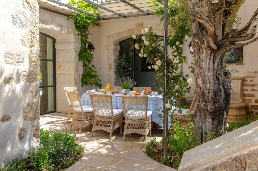 villa-delphine-courtyard-alfresco-dining-table-tranquil-garden-luxury-cap-d'antibes