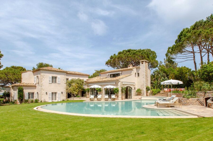 villa-delphine-exterior-garden-swimming-pool-elegant-grand-rental-retreat-luxury-cap-d'antibes
