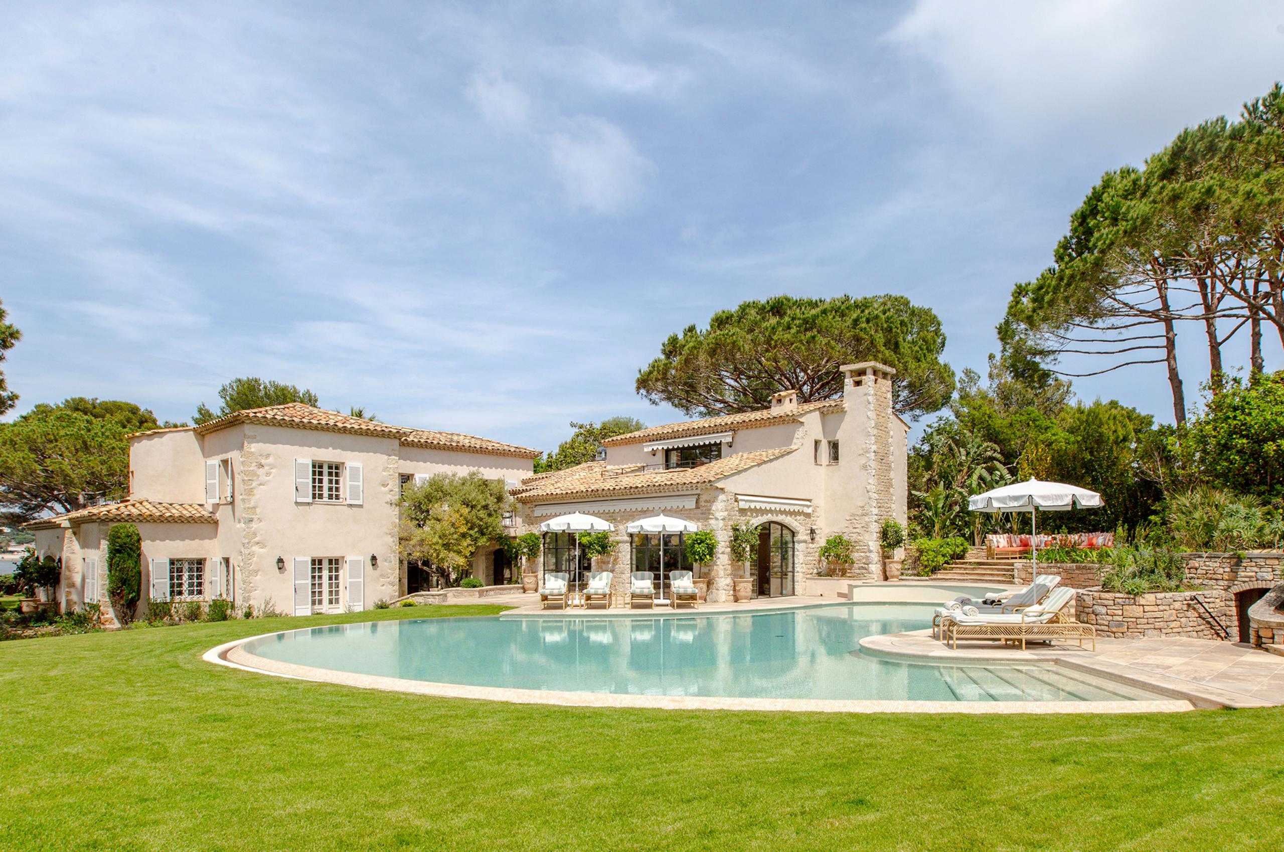 villa-delphine-exterior-garden-swimming-pool-elegant-grand-rental-retreat-luxury-cap-d'antibes