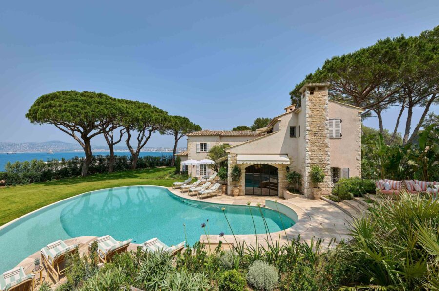 villa-delphine-exterior-swimming-pool-garden-sea-view-luxury-rental-retreat-cap-d'antibes