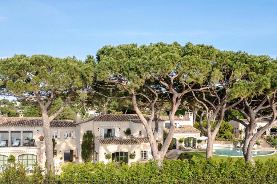 villa-delphine-exterior-tree-line-privacy-lush-tranquil-garden-luxury-cap-d'antibes