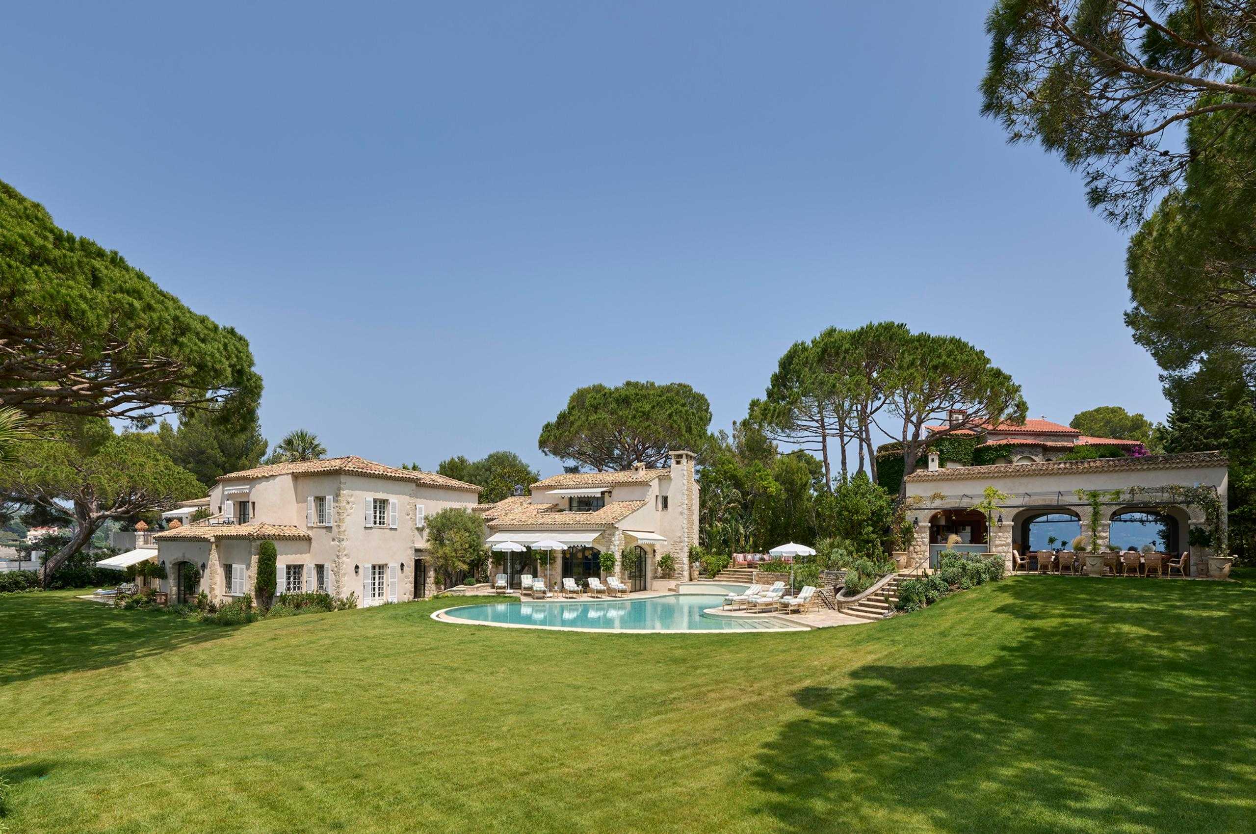 villa-delphine-landscaped-garden-spacious-grounds-swimming-pool-luxury-rental-french-riviera-cap-d'antibes