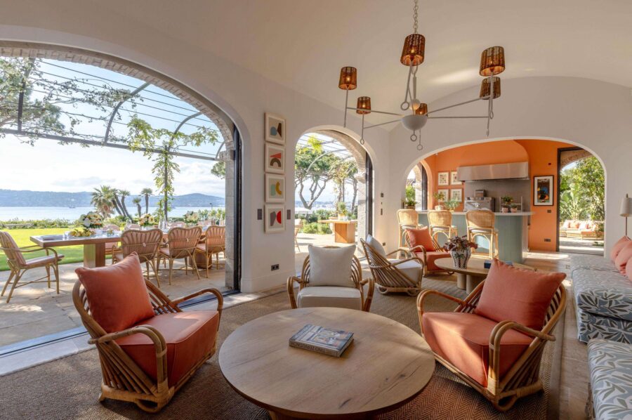 villa-delphine-summer-house-kitchen-lounge-alfresco-dining-sea-view-garden-access-luxury-cap-d'antibes