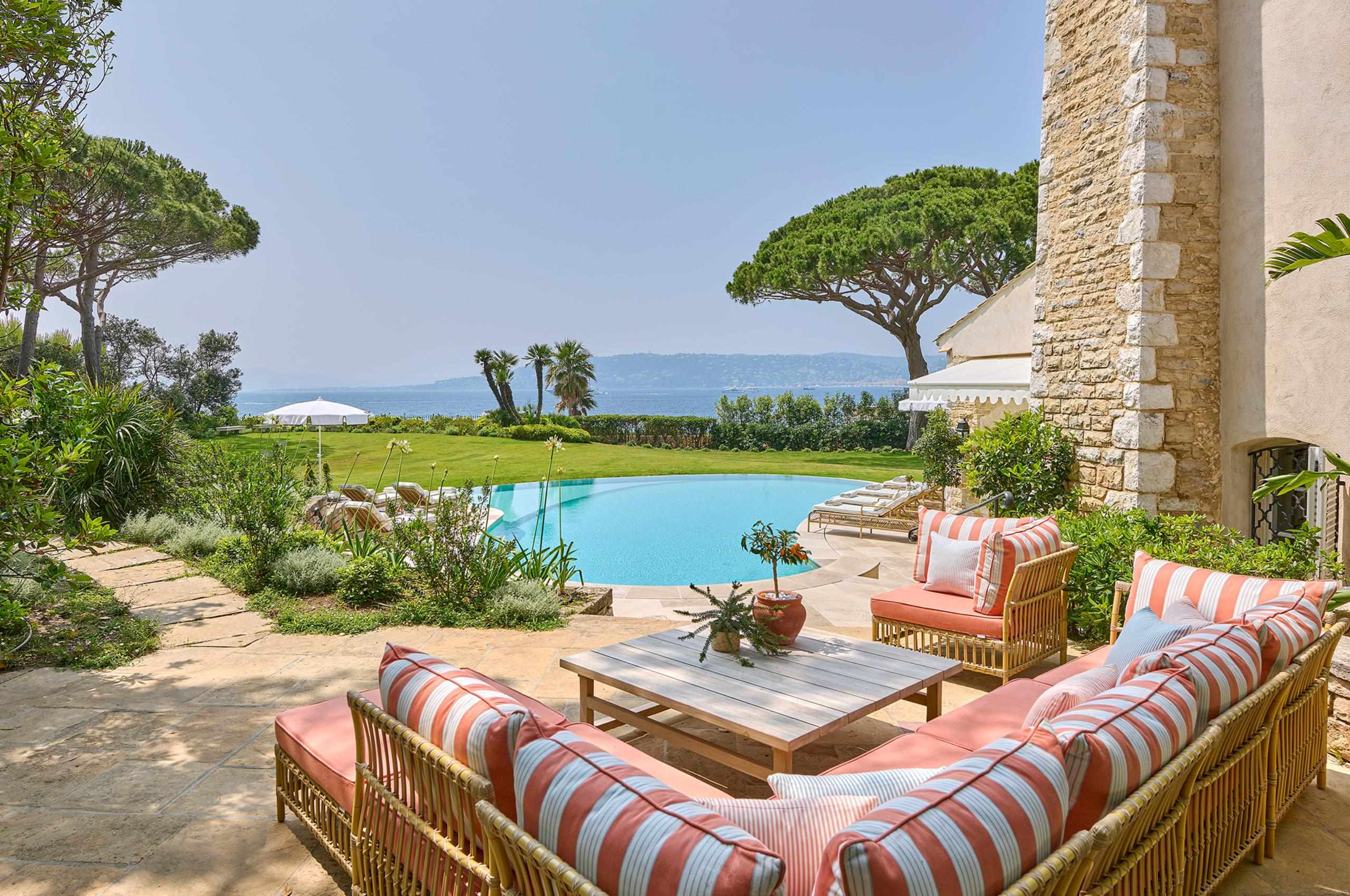 villa-delphine-swimming-pool-alfresco-lounge-garden-sea-view-luxury-cap-d'antibes