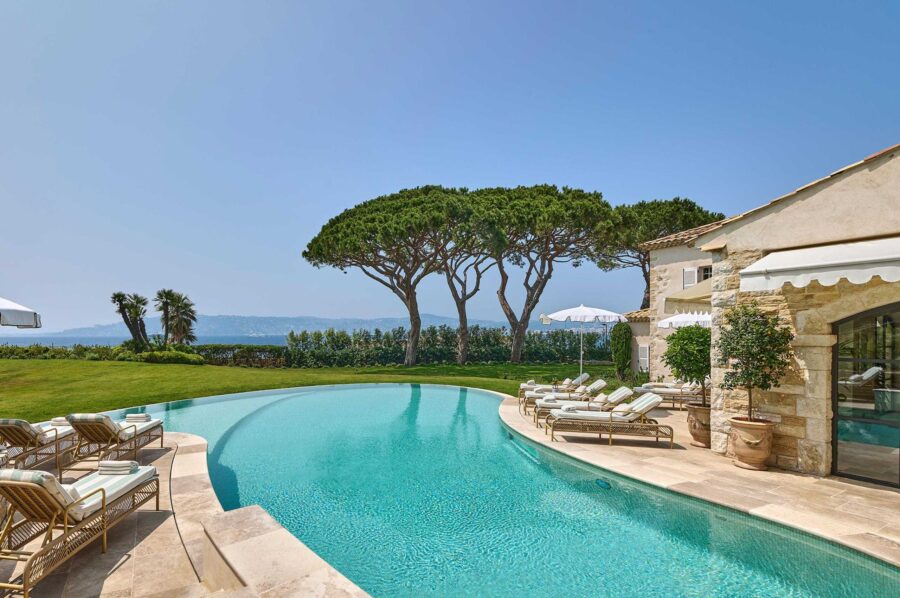 villa-delphine-swimming-pool-garden-terrace-sunloungers-sea-view-luxury-rental-retreat-cap-d'antibes