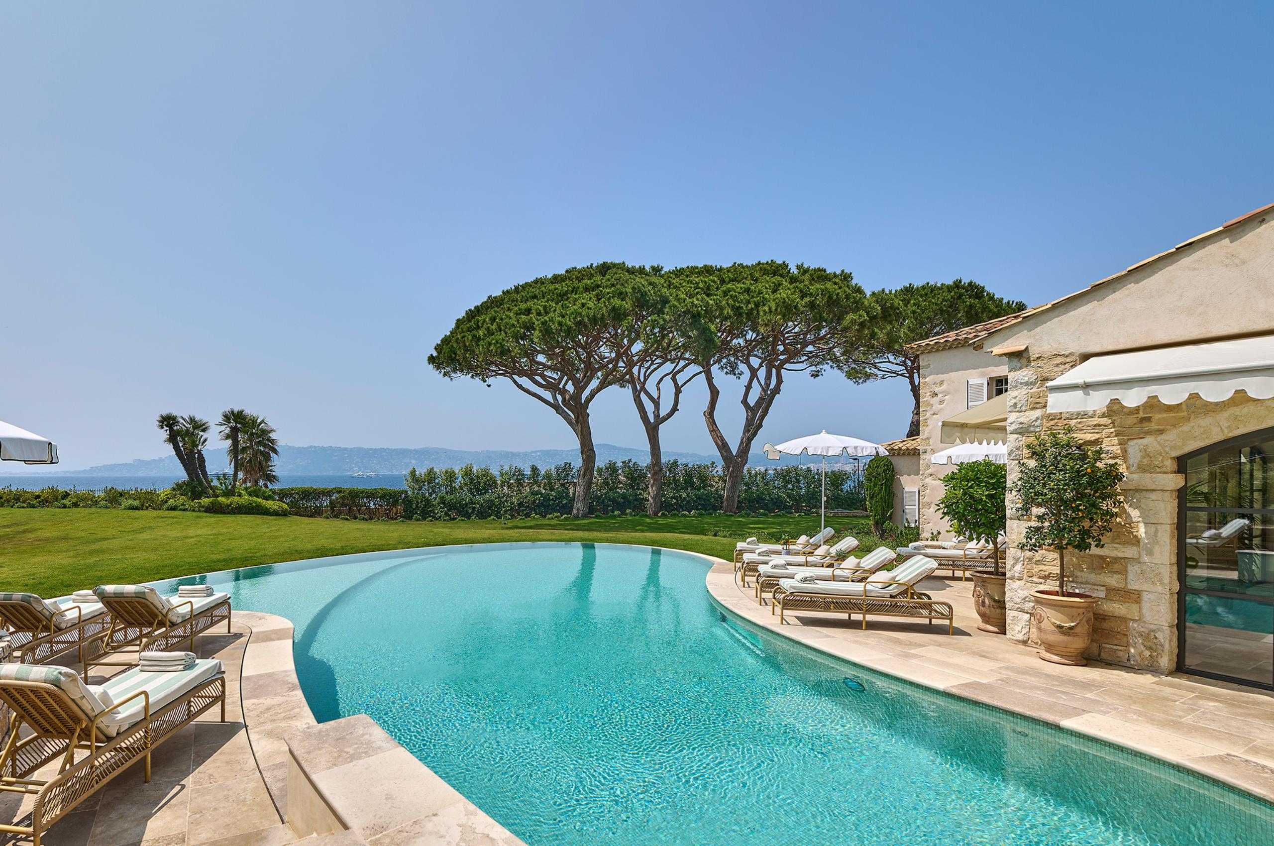 villa-delphine-swimming-pool-garden-terrace-sunloungers-sea-view-luxury-rental-retreat-cap-d'antibes