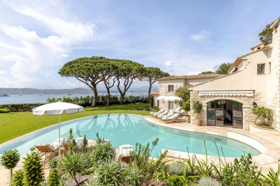 villa-delphine-swimming-pool-sea-views-garden-terrace-sunloungers-luxury-retreat-cap-d'antibes
