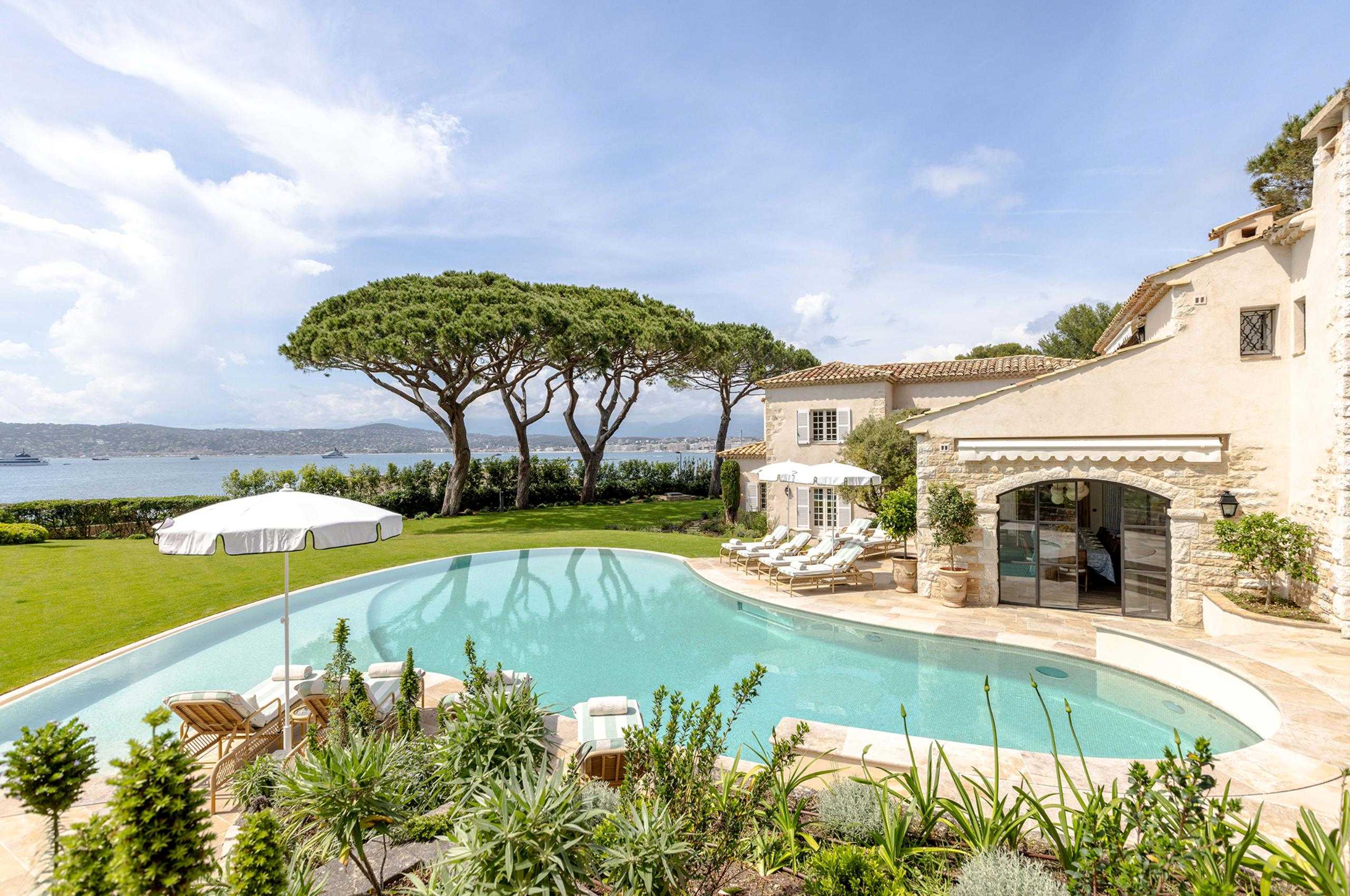 villa-delphine-swimming-pool-sea-views-garden-terrace-sunloungers-luxury-retreat-cap-d'antibes