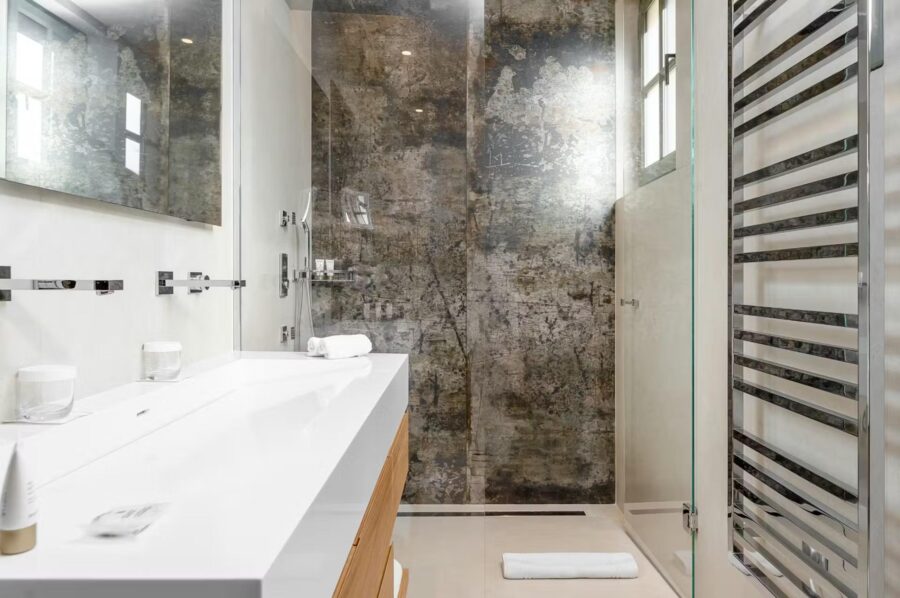 villa-elle-bathroom-ensuite-double-sink-italian-shower-modern-sleek-luxury-design-sttropez