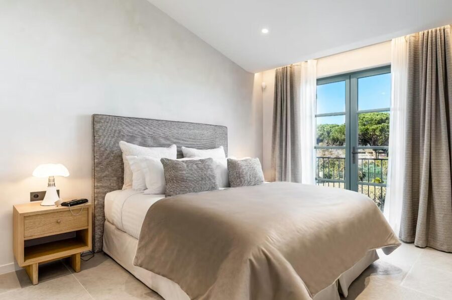 villa-elle-bedroom-balcony-garden-view-elegant-tranquil-design-luxury-sttropez