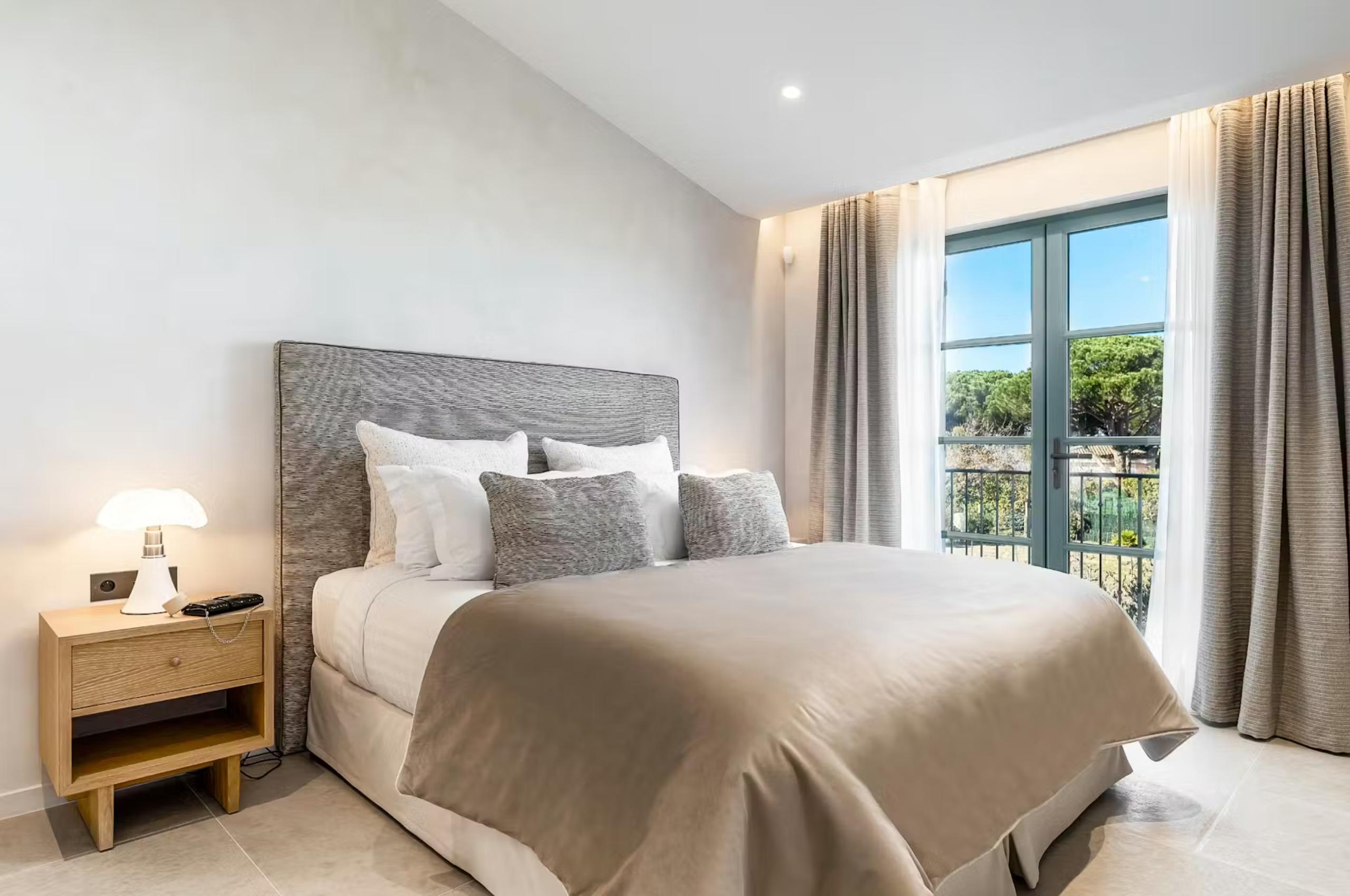 villa-elle-bedroom-balcony-garden-view-elegant-tranquil-design-luxury-sttropez