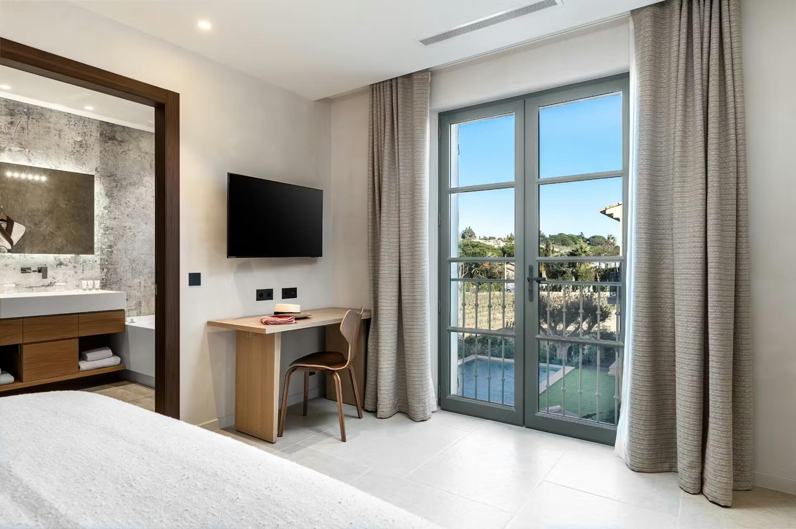 villa-elle-bedroom-desk-ensuite-pool-view-luxury-rental-sttropez