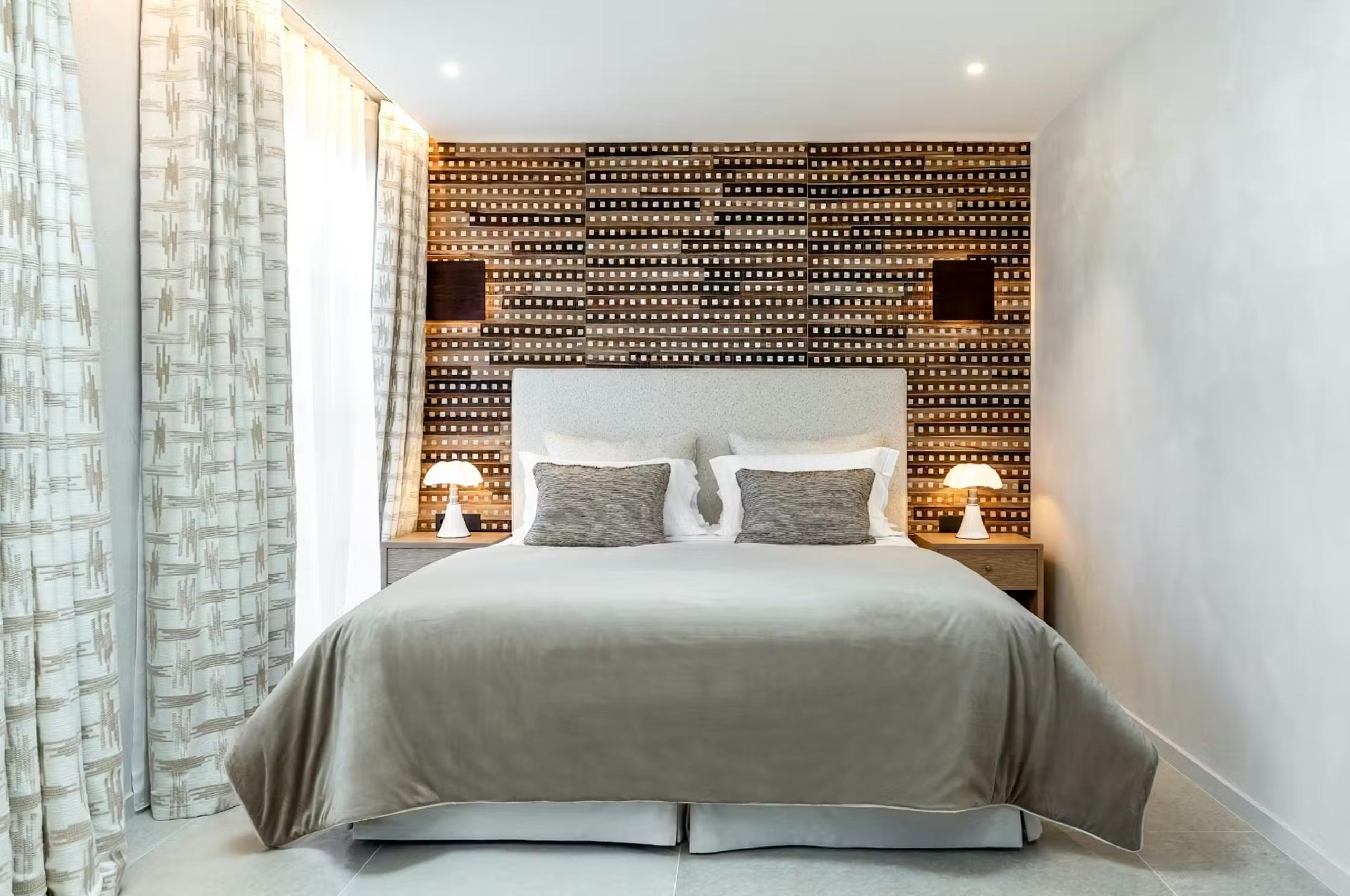 villa-elle-bedroom-elegant-modern-design-luxury-rental-retreat-sttropez