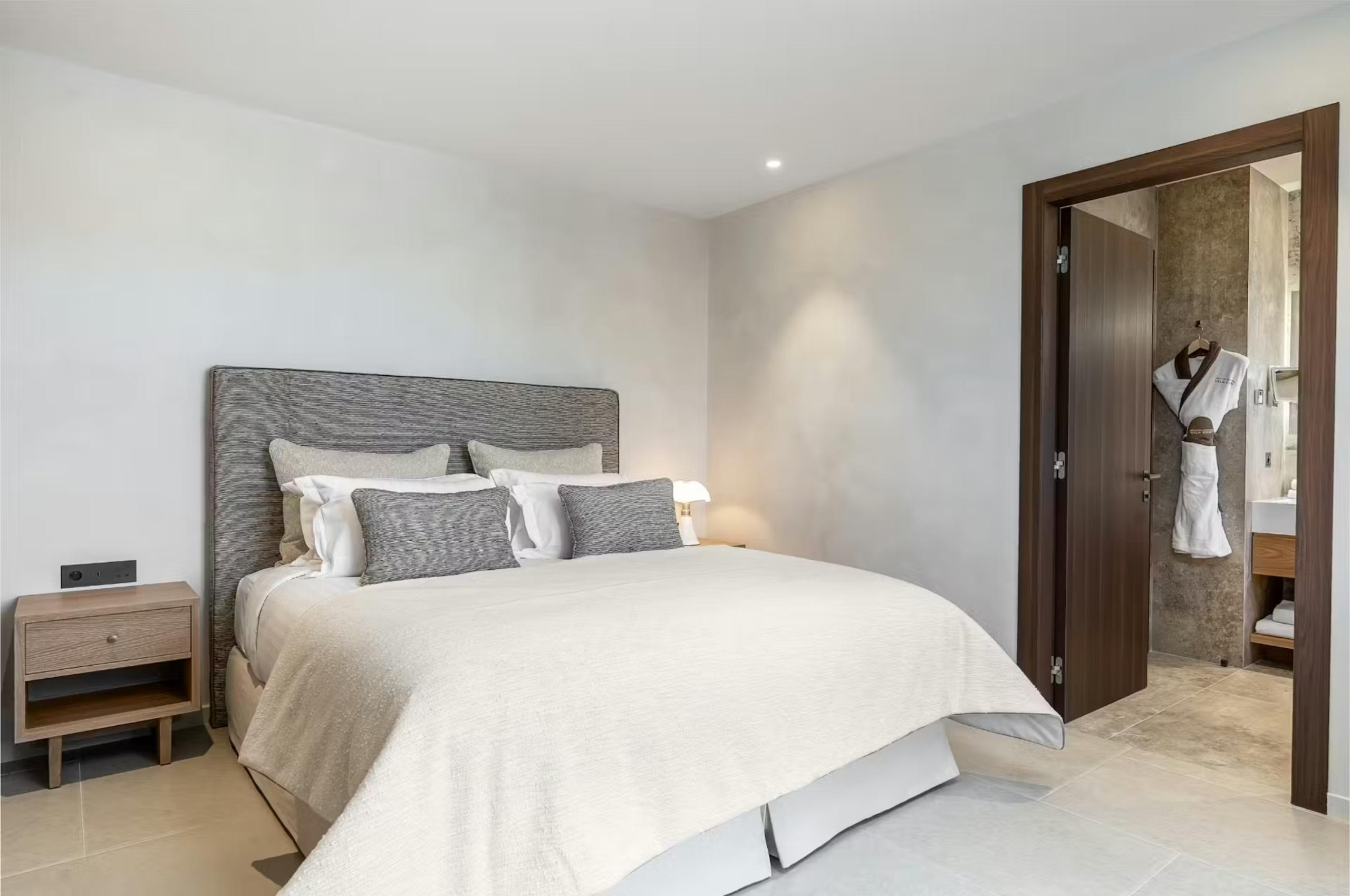 villa-elle-bedroom-ensuite-elegant-tranquil-design-luxury-sttropez