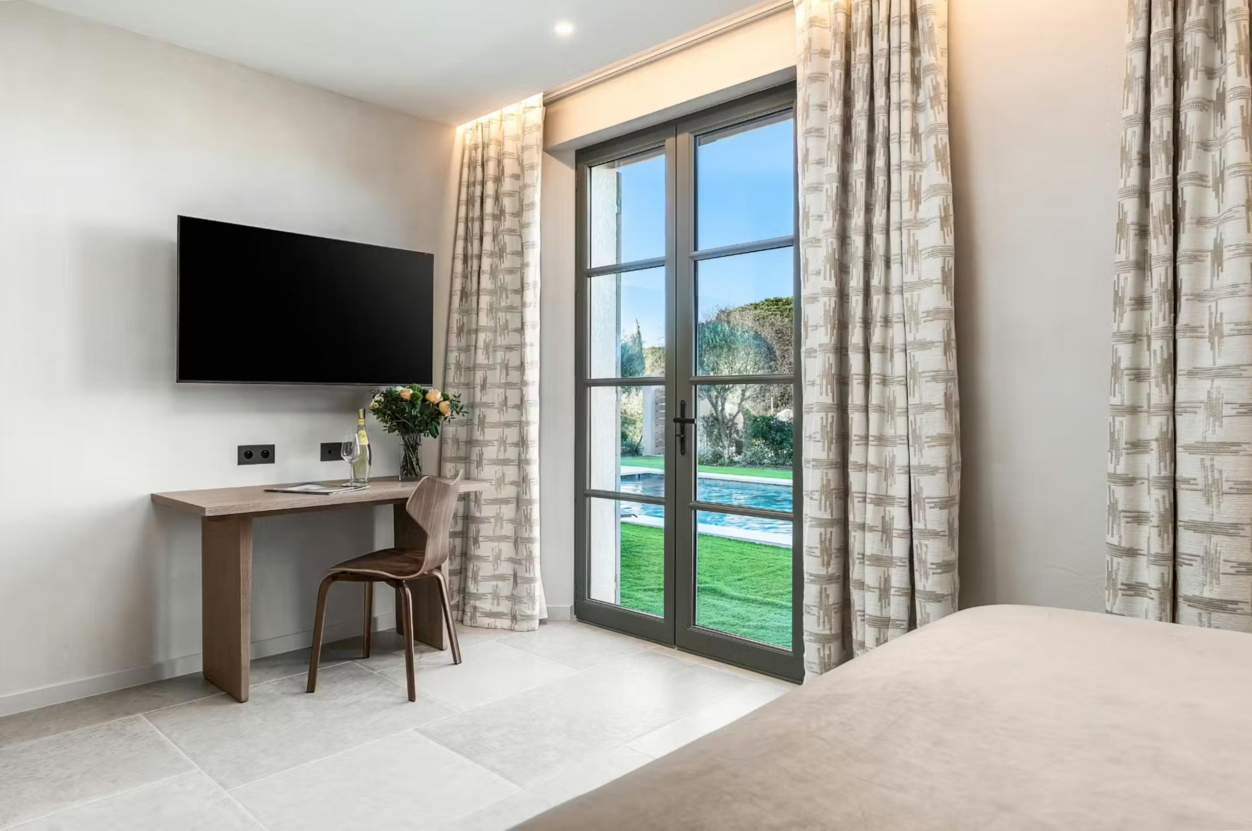 villa-elle-bedroom-garden-swimming-pool-access-desk-tv-modern-design-luxury-sttropez