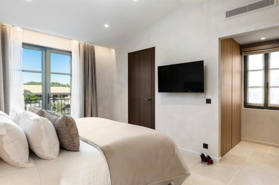 villa-elle-bedroom-garden-swimming-pool-view-sleek-elegant-modern-design-luxury-sttropez