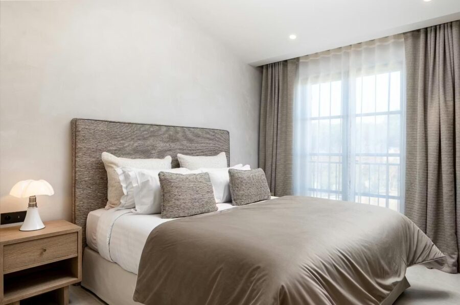 villa-elle-bedroom-modern-tranquil-design-luxury-sttropez