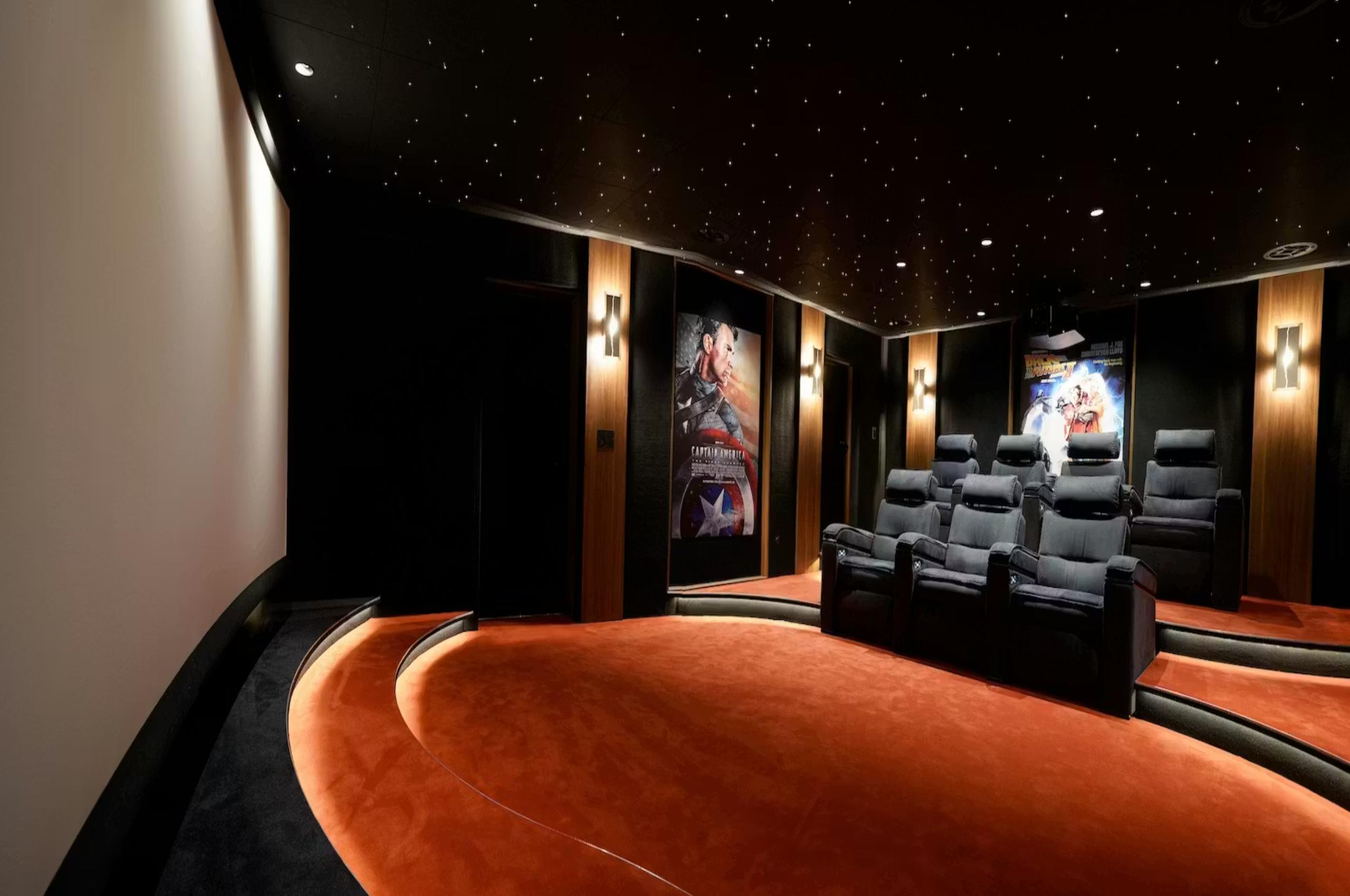 villa-elle-cinema-room-movie-film-night-family-entertainment-luxury-sttropez