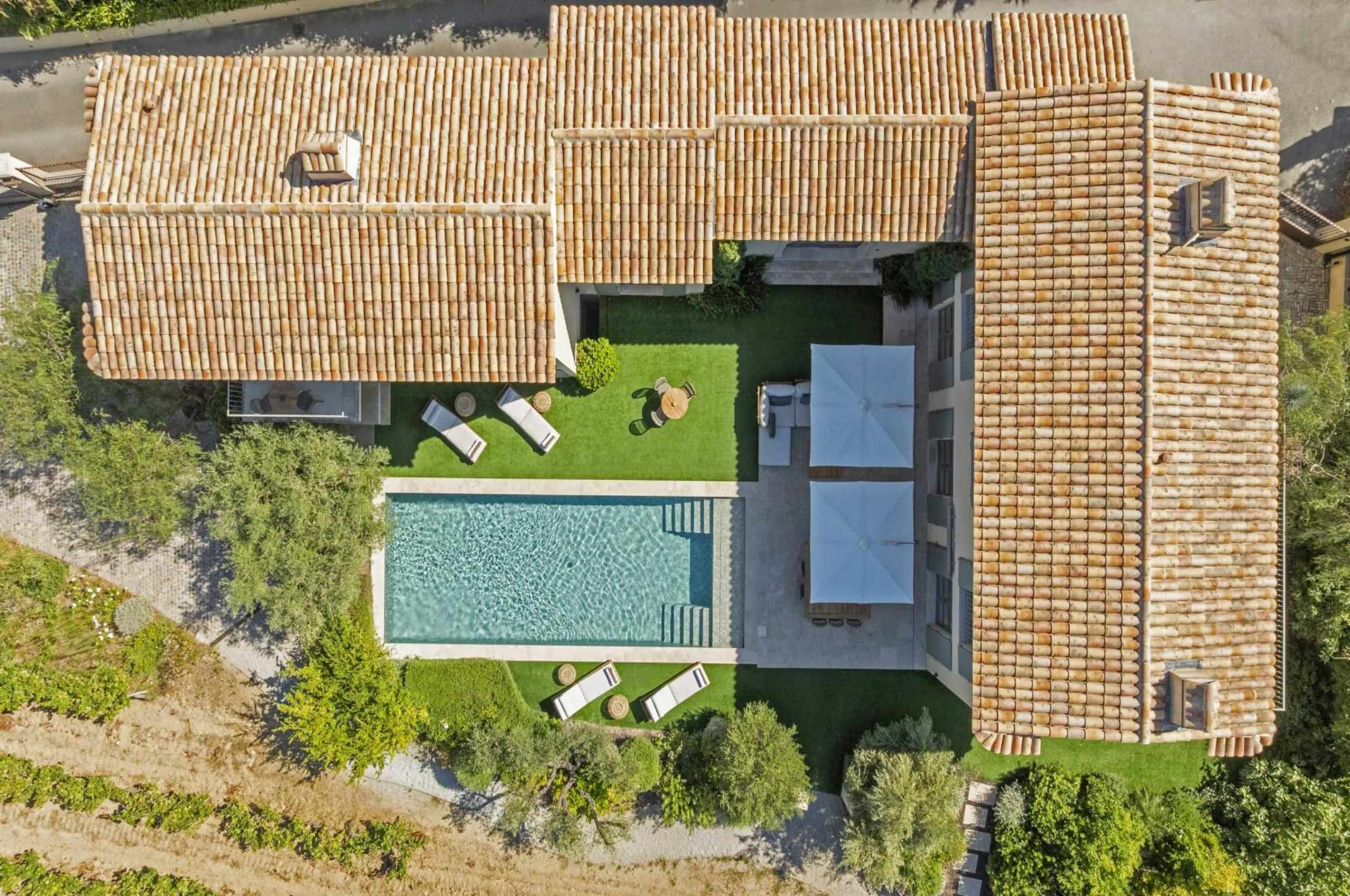 villa-elle-exterior-aerial-swimming-pool-garden-spacious-grand-property-luxury-sttropez