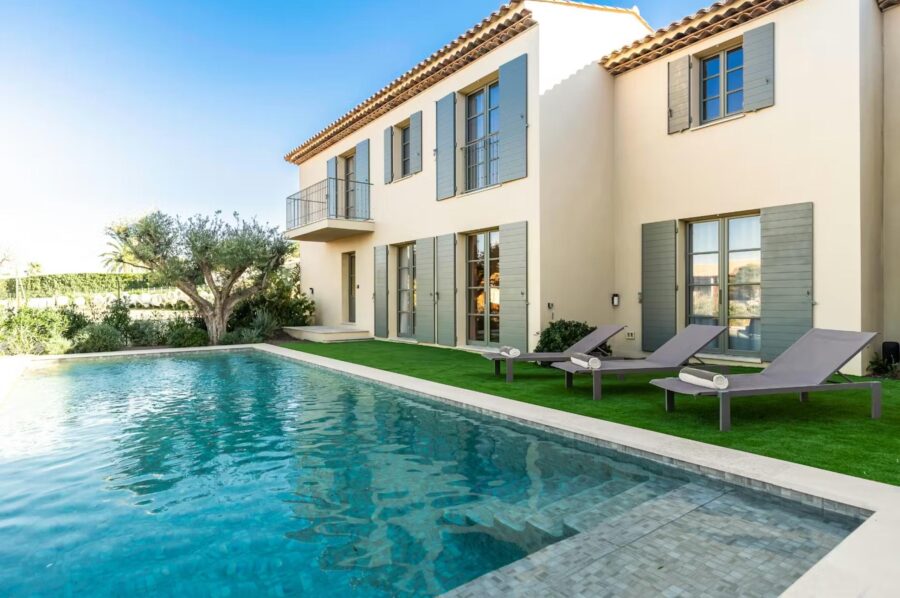 villa-elle-exterior-swimming-pool-sunloungers-balcony-vineyard-views-tranquil-oasis-luxury-rental-retreat-sttropez