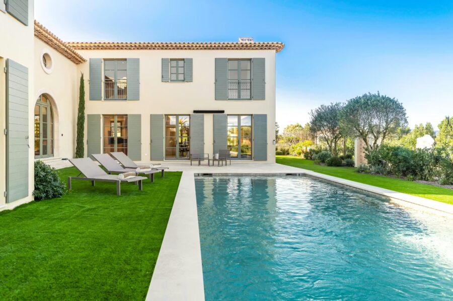 villa-elle-exterior-swimming-pool-terrace-garden-sunloungers-summer-daytime-luxury-rental-retreat-sttropez