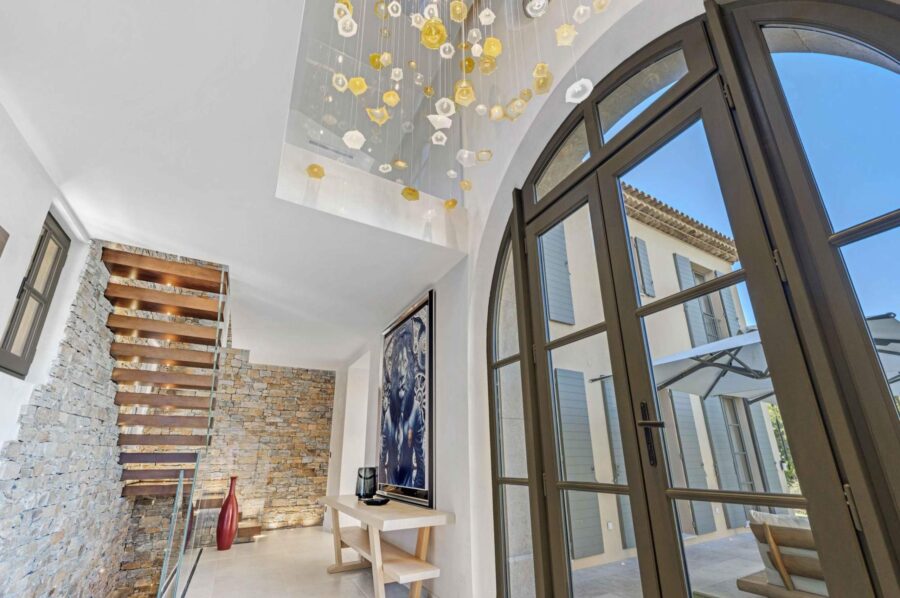 villa-elle-hallway-entrance-lighting-artwork-bespoke-unqiue-interiors-luxury-sttropez