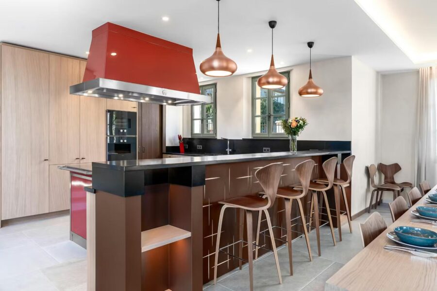 villa-elle-kitchen-breakfast-bar-dining-room-openplan-modern-luxury-sttropez